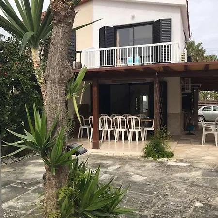 Cozy Holiday Beach House * Larnaca